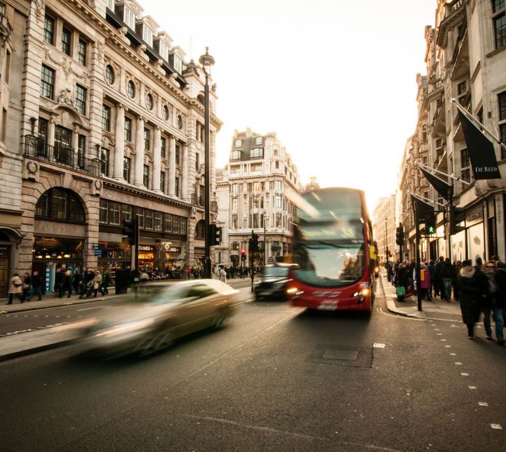 Foto einer Straße mit sich bewegenden Fahrzeugen in einer Altstadt