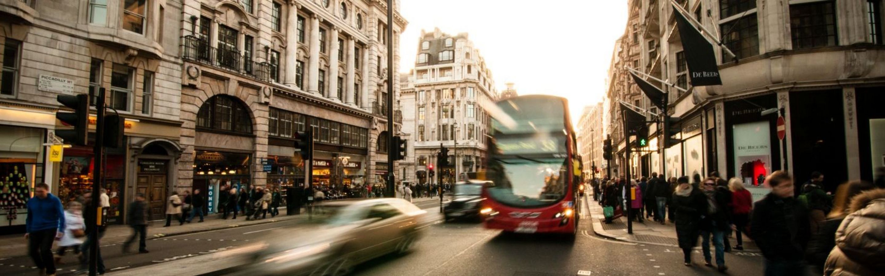 Foto einer Straße mit sich bewegenden Fahrzeugen in einer Altstadt