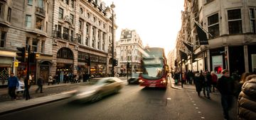 Foto einer Straße mit sich bewegenden Fahrzeugen in einer Altstadt