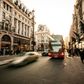 Foto einer Straße mit sich bewegenden Fahrzeugen in einer Altstadt